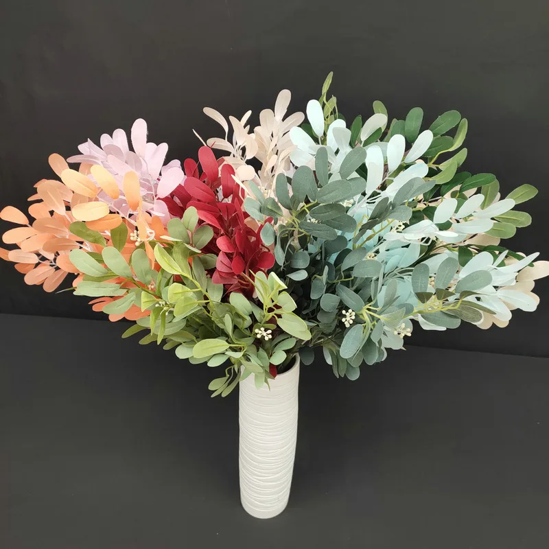 فروع طويلة وفول السوداني والأوراق والعشب معلقة على الحائط لتزيين قاعة الزفاف ونباتات محاكاة دليل المسار