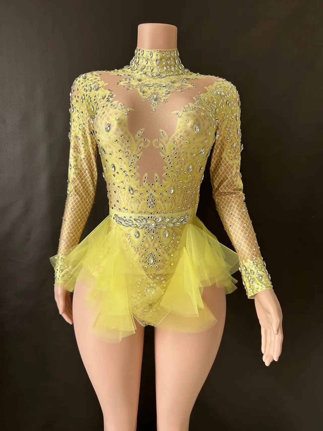 Il vestito intero trasparente in rete rosa snellente elastico con paillettes sexy e lucido del cantante per spettacoli teatrali