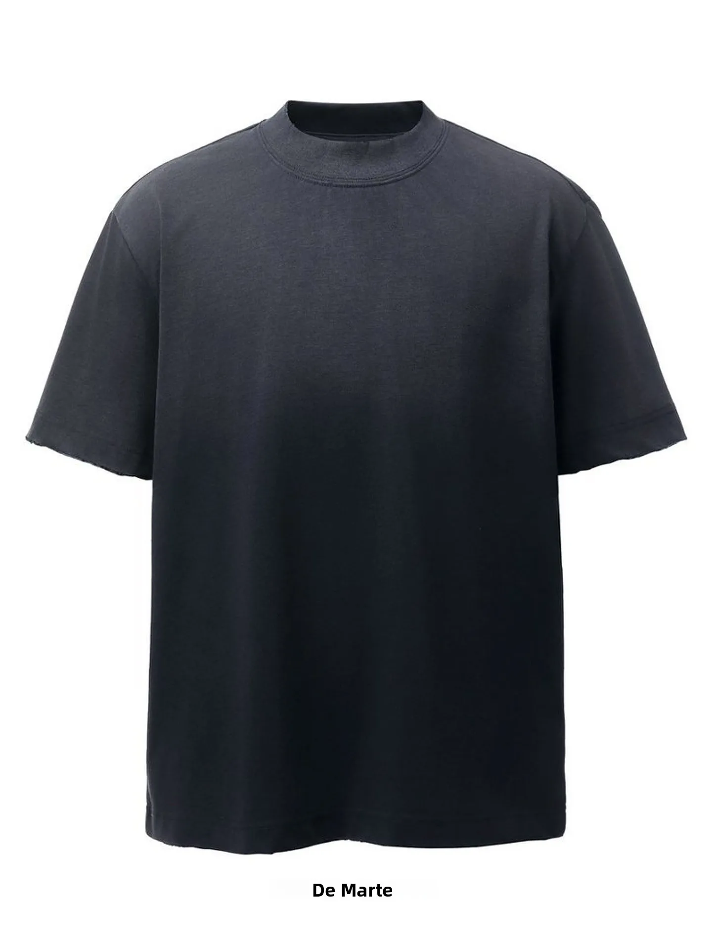 maglietta-a-maniche-corte-della-collezione-estiva-2026-con-piccola-stampa-sul-lato-leggera-traspirante-abbigliamento-con-protezione-solare