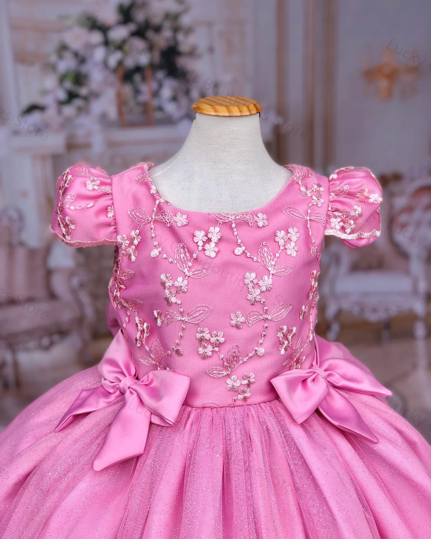 Robe de demoiselle d'honneur en satin rose, appliques de paillettes, boule de paillettes, quel que soit l'anniversaire des enfants, quels que soient les nœuds, petite fille, reconstitution historique à plusieurs niveaux