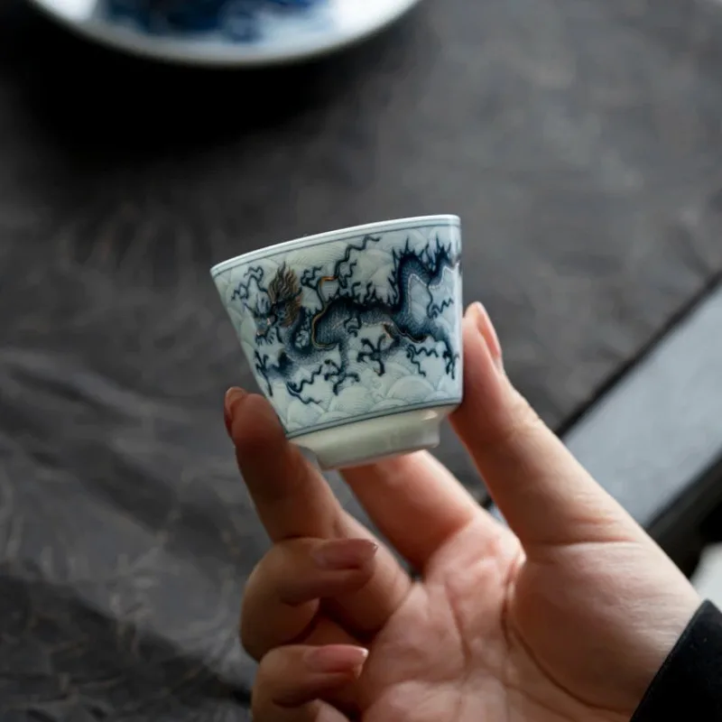Retro-Teetasse mit gewickelter Wolke und blauem und weißem Drachen, Teetasse mit glückverheißendem Wolkendrachenmuster, selbstgemalte Gold-Kundentasse