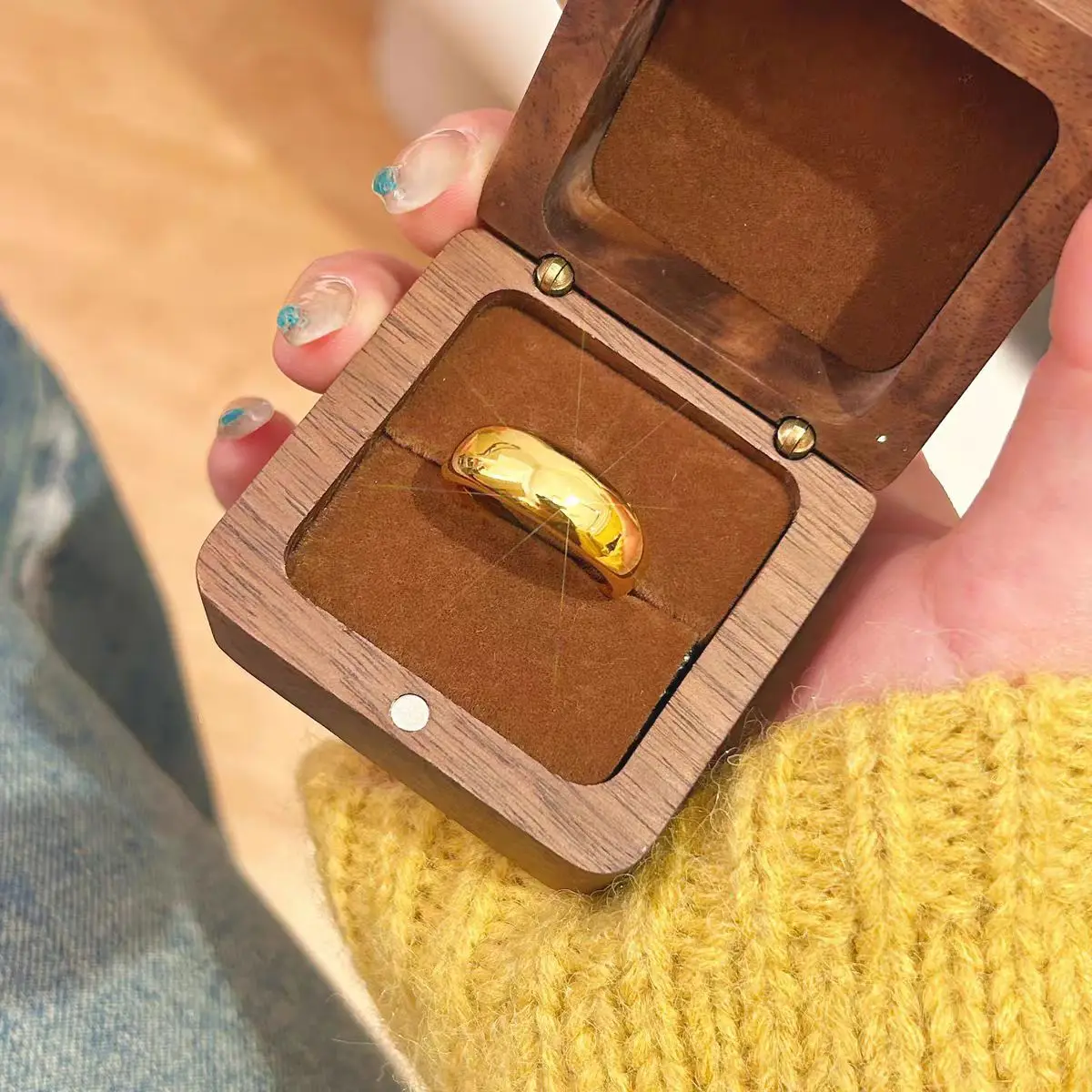 AU999 24K Gold Women's Bread Closed Ring - Polished Surface + Shimmer Edge Contrast, Engraved Micro Patterns, Daily Luxury Vibe