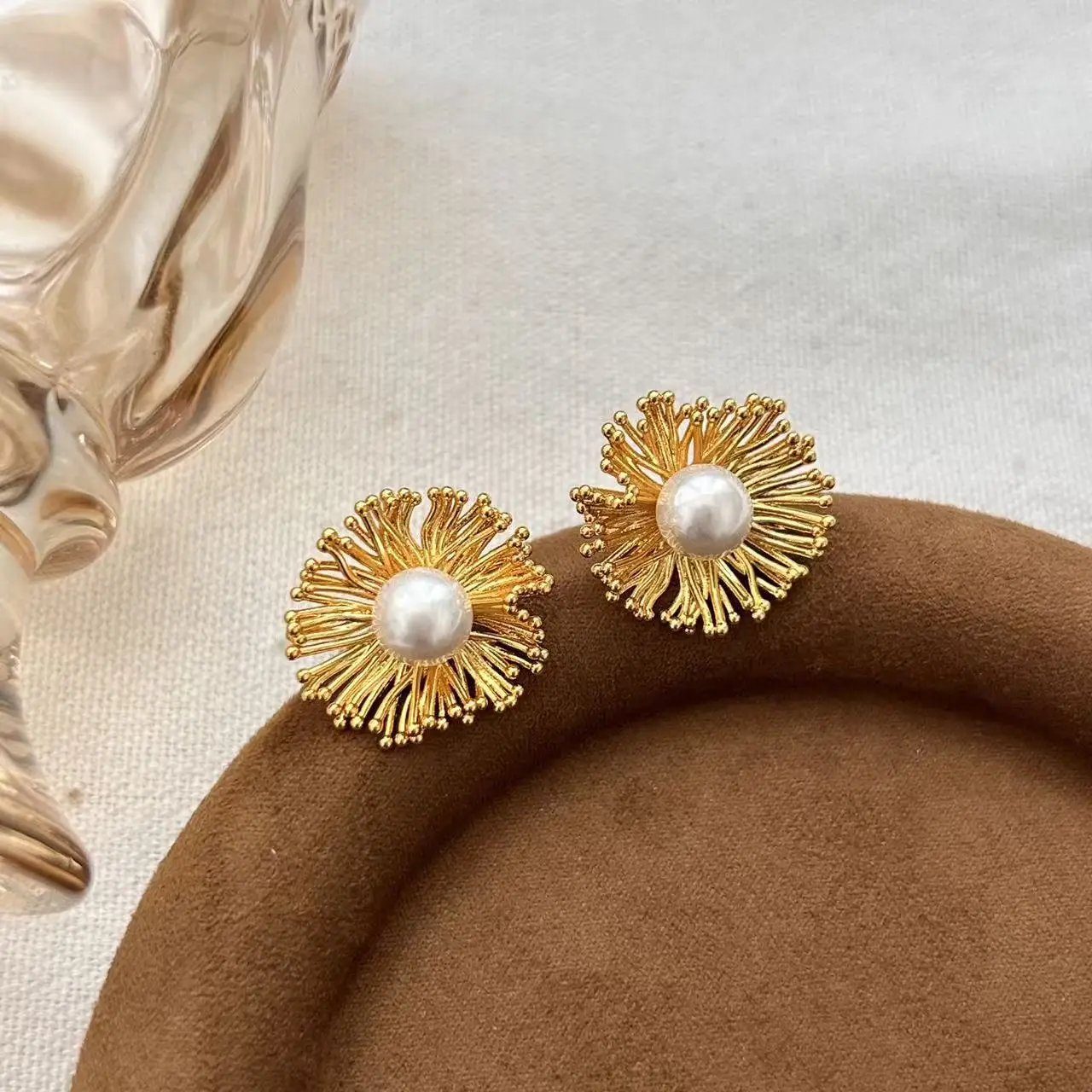 Sweet and cool bright smoke flower stud earrings fashionable exquisite light luxury hollow pearl earrings niche earrings