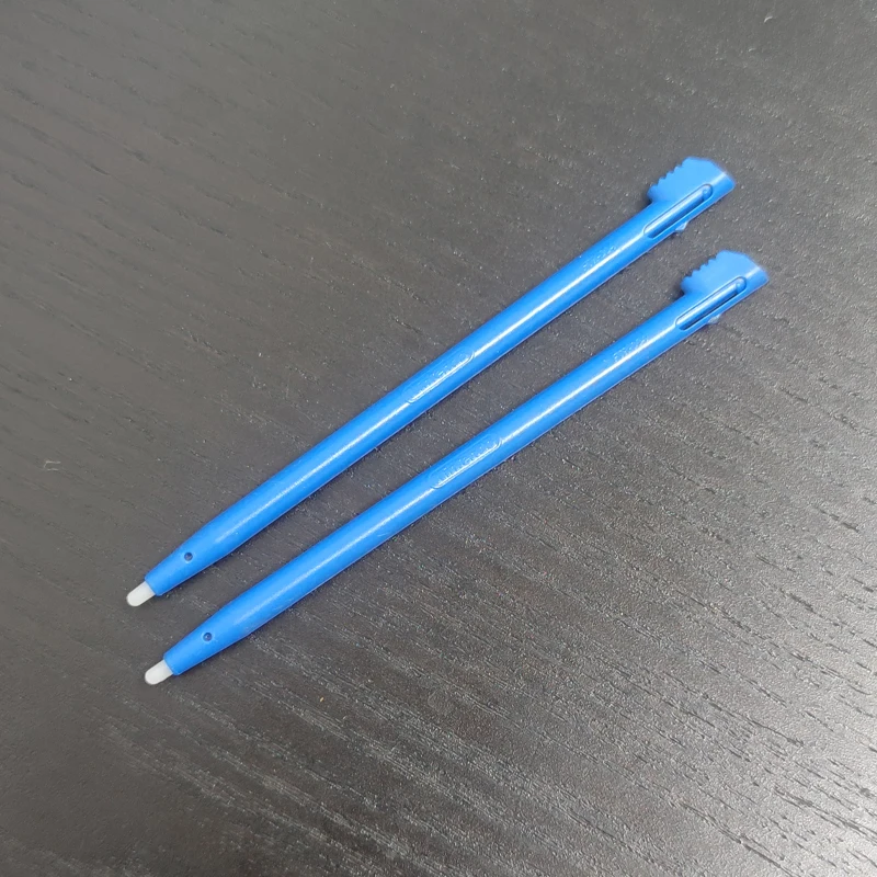 Original พลาสติกสีฟ้าหน้าจอสัมผัส Styluses ปากกาลายมือ Nintend 2DS เกมคอนโซล