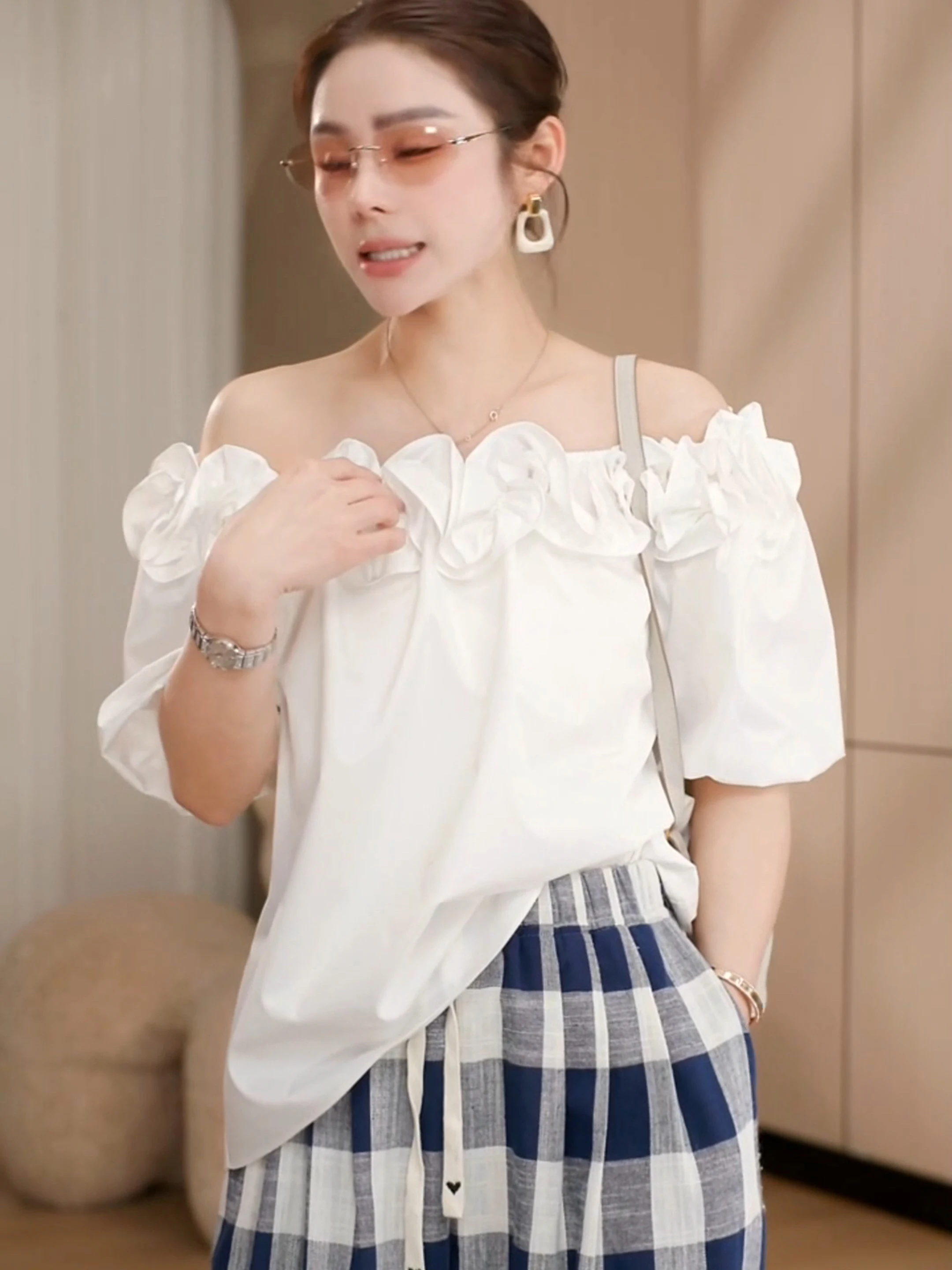 ファッショナブルでシックなレディースサマー2025、レーストリム付きワンショルダーデザイン、韓国風スリーブルーズフィット、オルトスベトップ