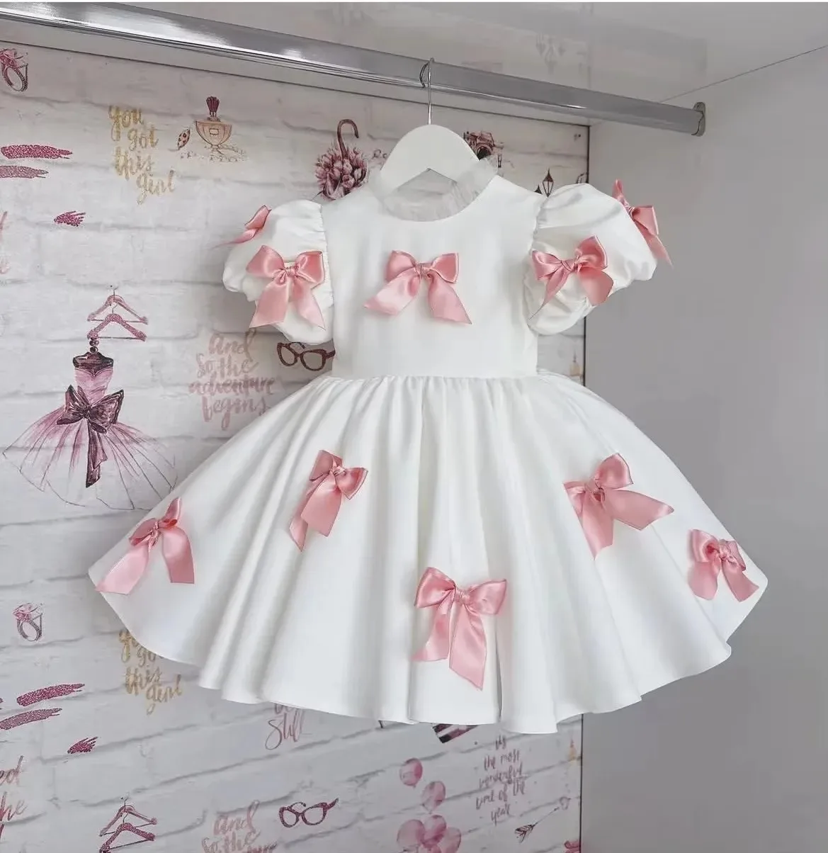 فستان فتاة الزهور مخصص برقبة دائرية لحفلات الزفاف مع أقواس بطول الركبة جميل للأطفال لحفلات أعياد الميلاد الأولى فستاين سهرة/فساتين الحفلات