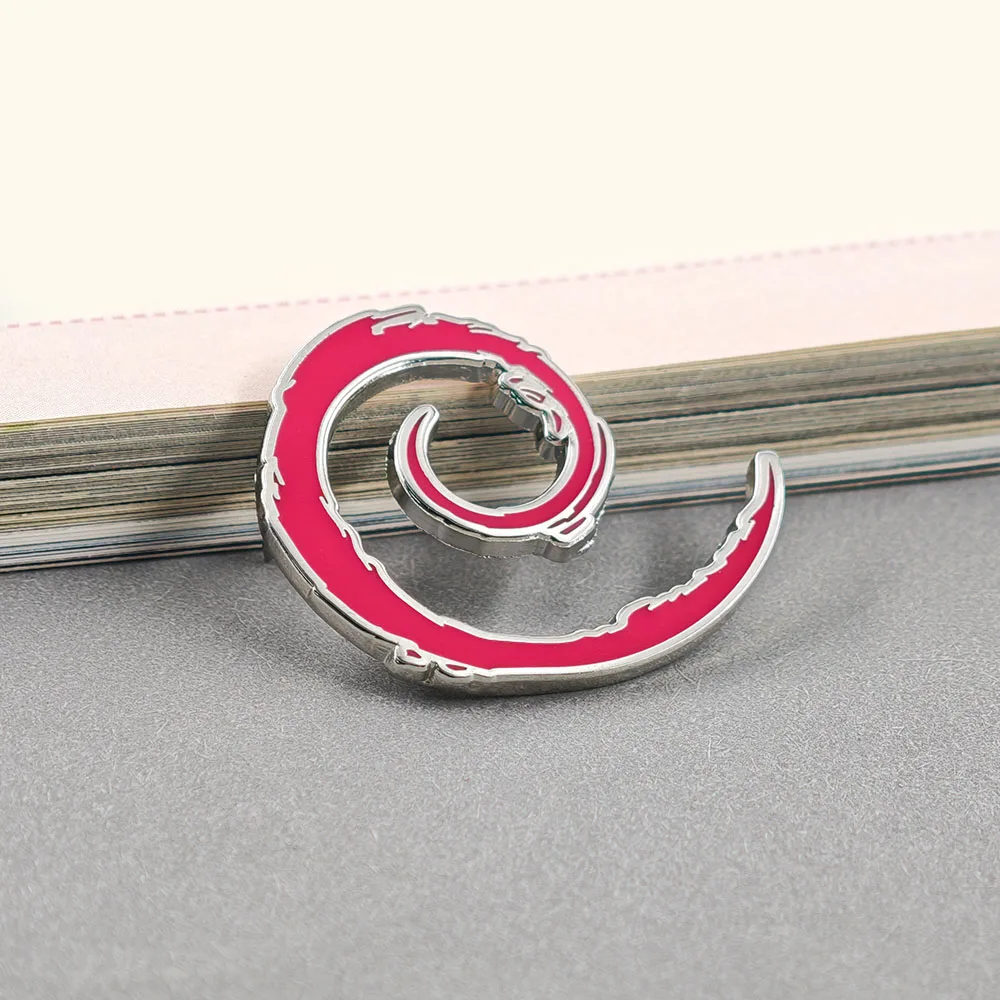 Debian Emaille-Pin Open-Source-Betriebssystem Logo Brosche Roter Wirbel Anstecknadel Revers-Pins Rucksack Programmierer Geek Fans Geschenk – Detail 7