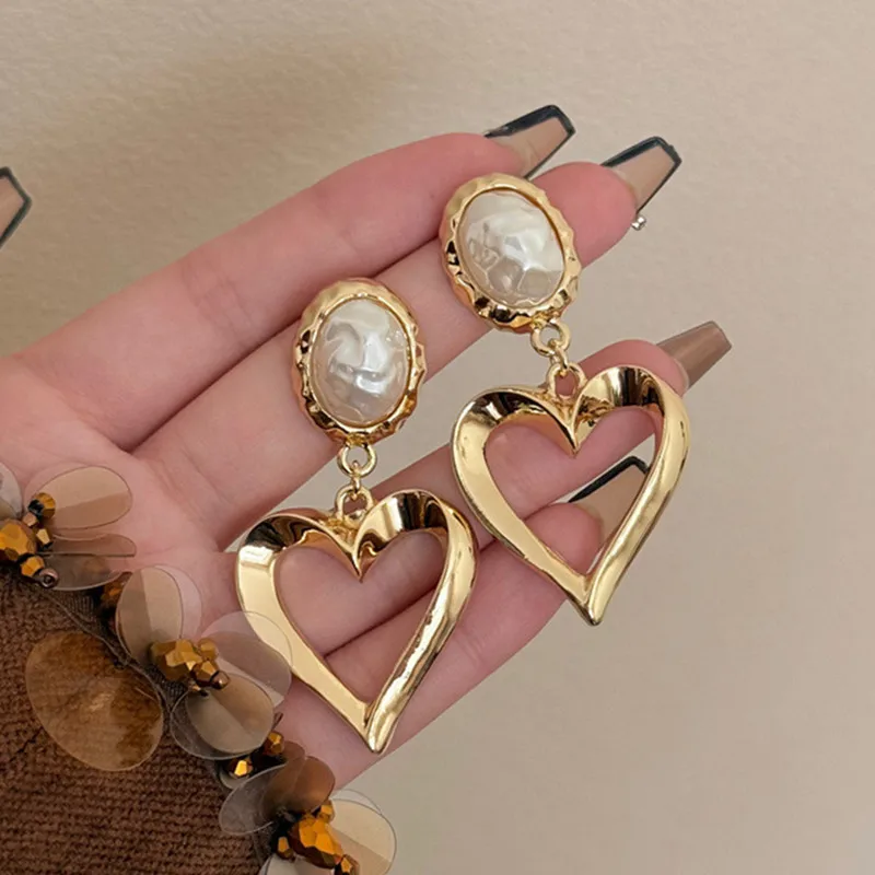 ヴィンテージ中空金属幾何学的なパールハートイヤリング女性のための誇張されたユニークなファッションジュエリーパーティーアクセサリー