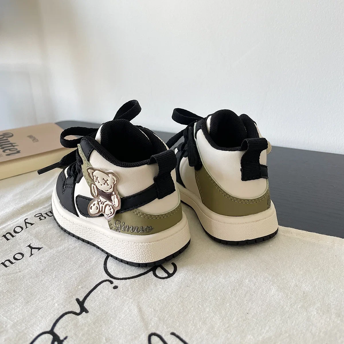 Buty deskorolkowe dla dzieci wiosenny i jesienny nowy dziewczynek obuwie codzienne dziecięce modne trampki gorące buty do biegania dla chłopców