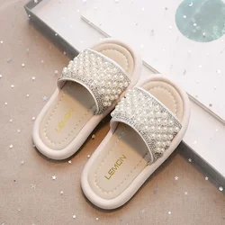 Dziewczęce kapcie z perłami dziecięce frezowanie Rhinestone buty na plażę dziecięce letnie sandały z miękką podeszwą klasyczne klapki dziecięce mieszkania