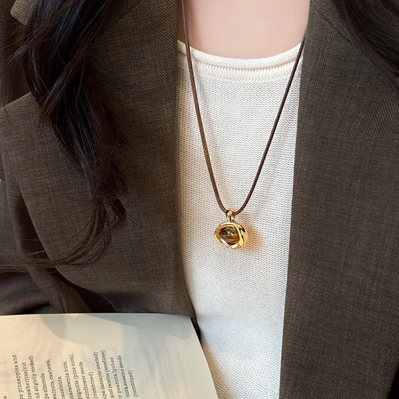 

Vintage Brown Natural Stone Pendant Necklace for Women Fashion Geometric Long Leather Rope Necklace Sweater Chain Jewelry Gifts