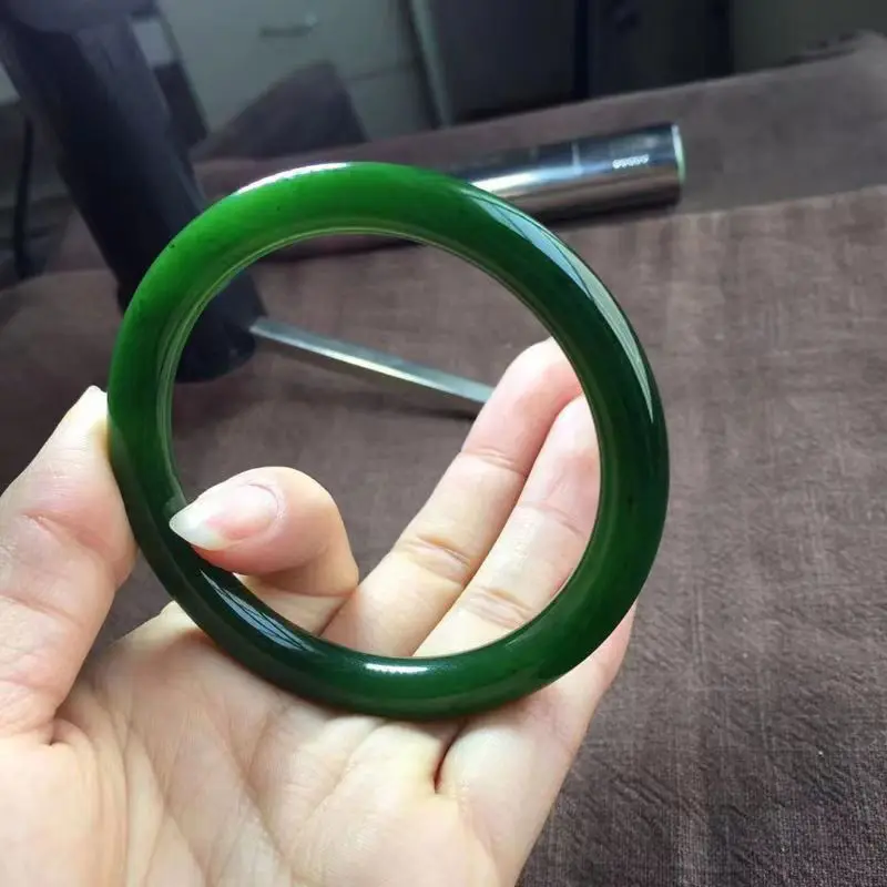 Yang Green Beauty Strip fashionable and beautiful, natural Hetian jade a perfect example of nature's artistry