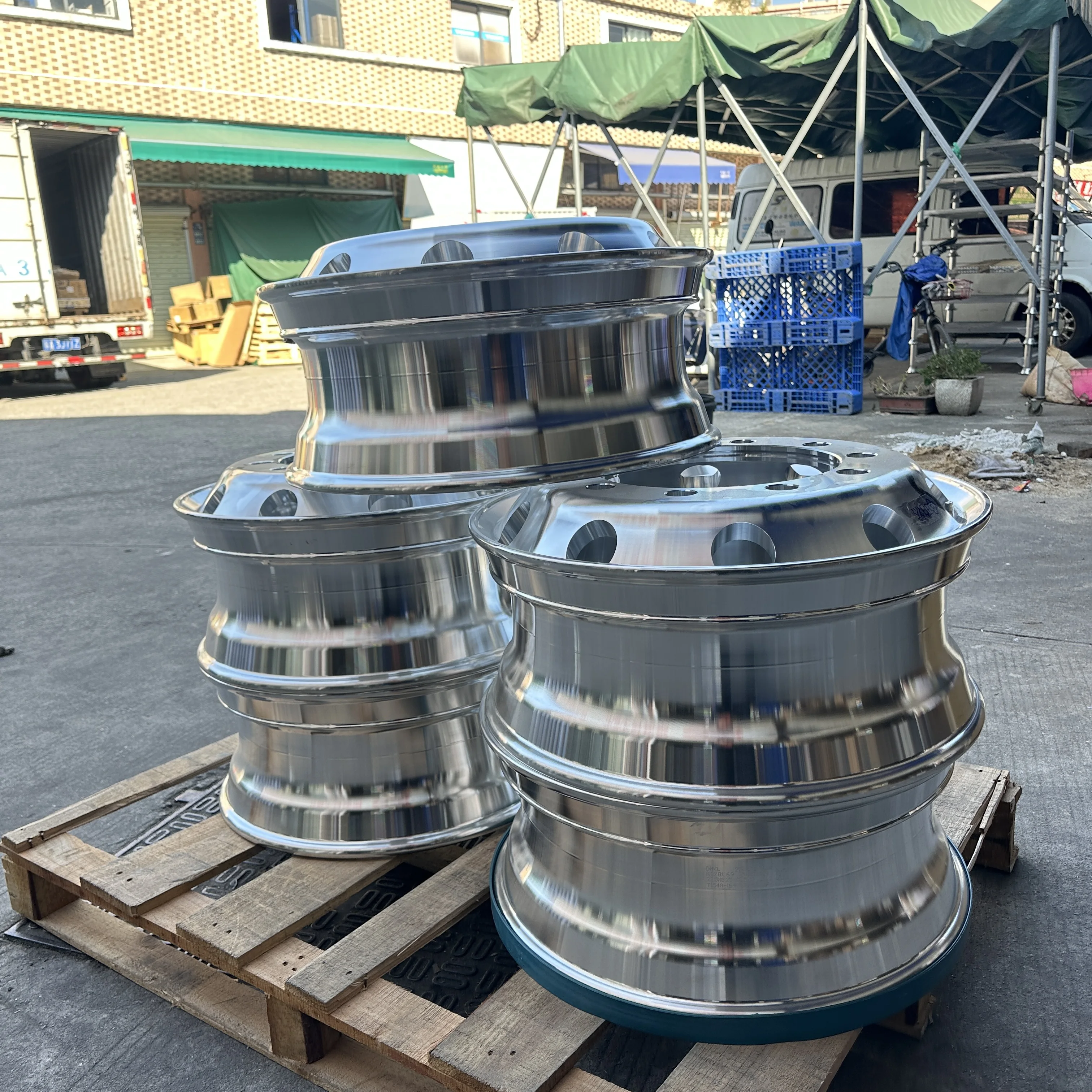 

standard OEM replacement wheels New heels with a silver finish for wide-base tires