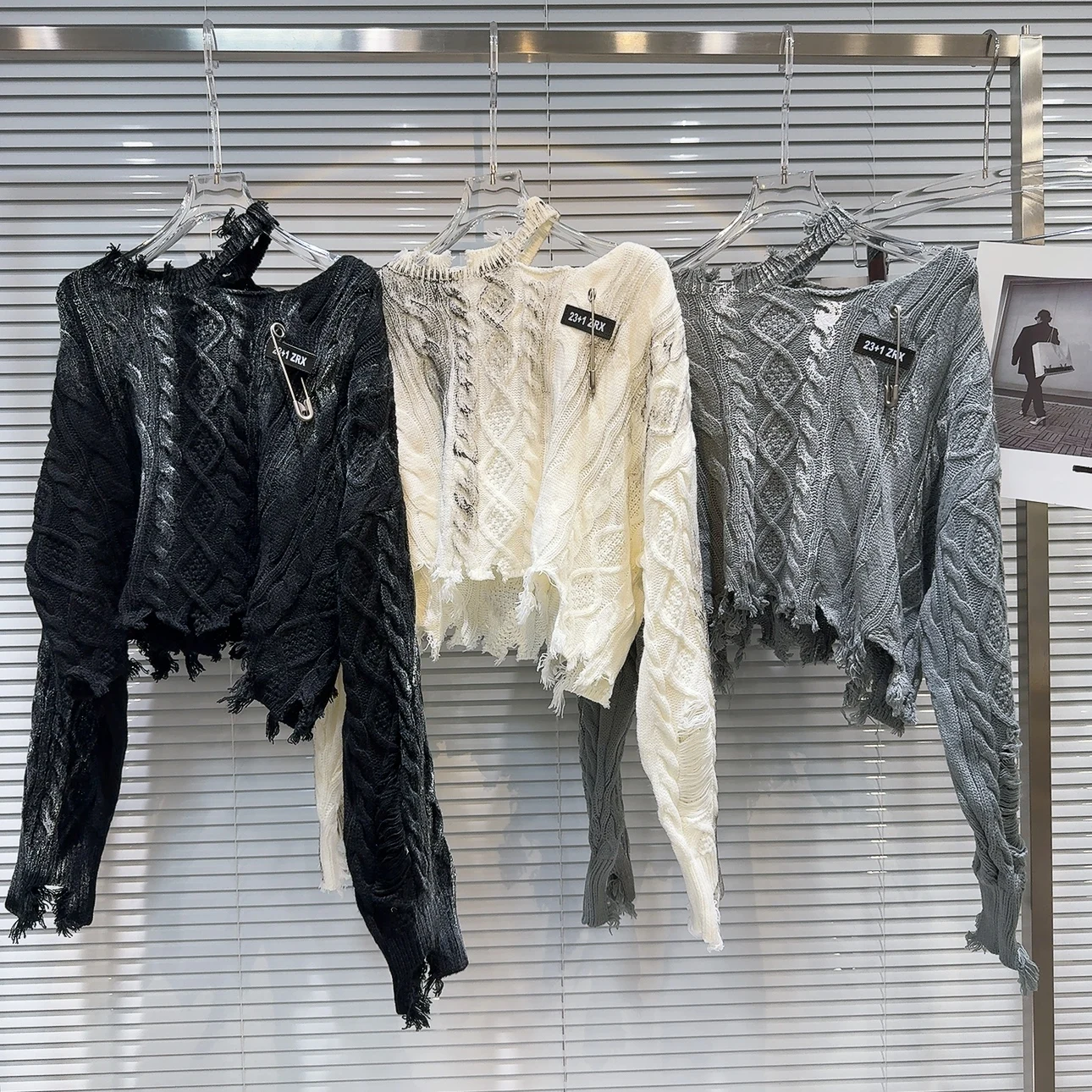 

Вязаный свитер женский укороченный с длинным рукавом, с металлическими пинами и граффити-принтом, в уличном стиле, весна 2026