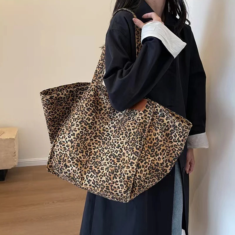 Large capacity leopard print tote bag for women,fashionable and versatile shoulder bag,new minimalist and personalized commuting