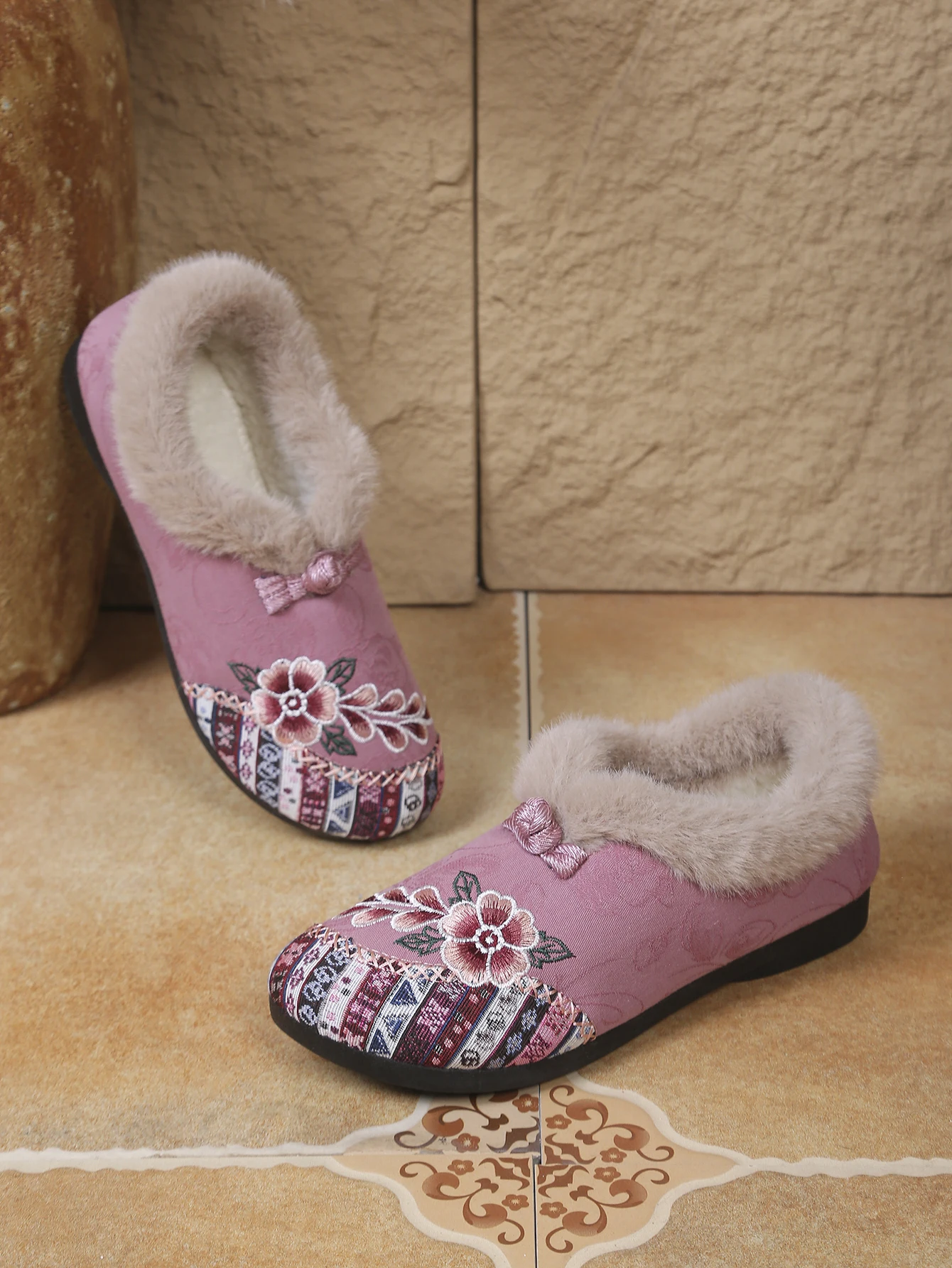Damen Winterstiefeletten im chinesischen Stil, bestickt, aus Baumwolle, mit flauschigem Kragen, Fleece-gefüttert, zum Hineinschlüpfen, flach, rutschfest, warm, ethnische Freizeitschuhe – Detail 2