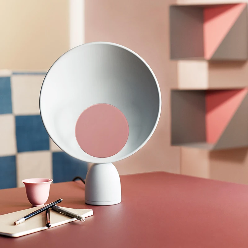 Lámpara de mesa nórdica Simple para habitación de niños, luz LED de Metal blanco para escritorio de niños, decoración de dormitorio y sala de estar, Hardware de pintura rosa y azul