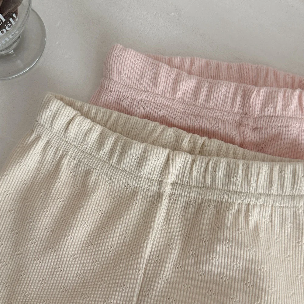 Sommer-Kinderkleidung: Schmal geschnittene Baumwollhosen für Mädchen mit Spitzenbesatz und feinen Noppenmuster – Hohle Pflaumenblüten-Hose – Detail 7