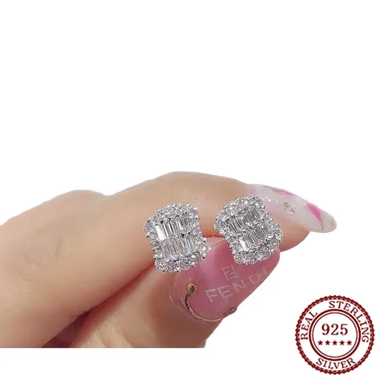 

2025 Новая тенденция, стерлинговое серебро 925 пробы, классические темпераментные атмосферные модные классические женские квадратные серьги с цирконом