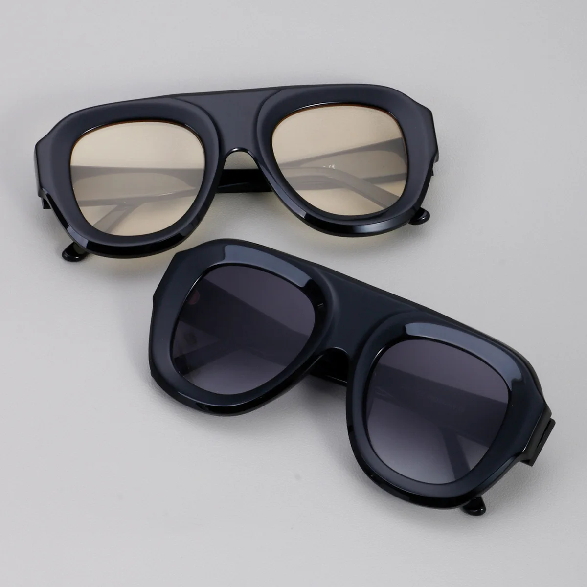 

Fashion Square Retro Sunglasses for Men Women Trendy Oversized Frame Polarized Lenses 2025