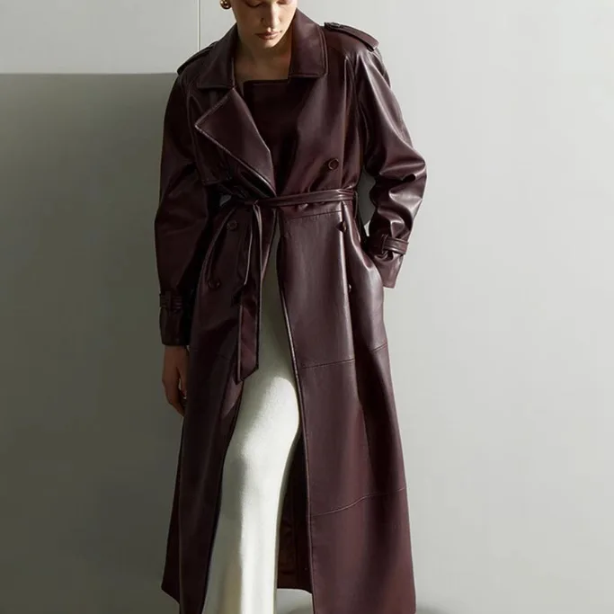 เสื้อโค้ทหนังยาวสีแดงเข้มพร้อมเข็มขัด รุ่นปี 2024 สำหรับฤดูใบไม้ร่วงและฤดูหนาว สไตล์ครอส-บอร์เดอร์ แฟชั่นพรีเมียมสำหรับผู้หญิง