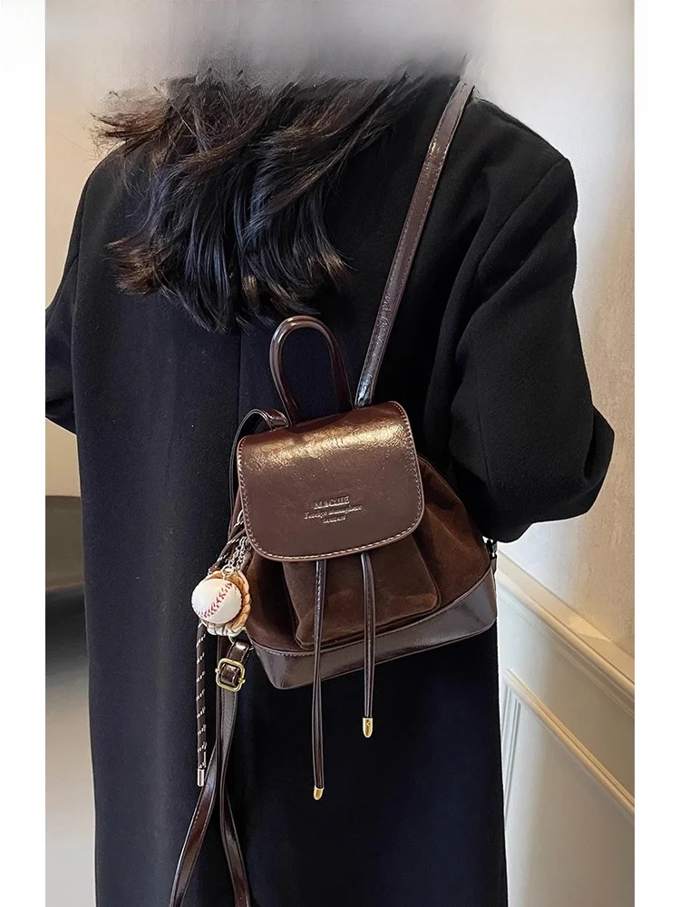 

Весенне-летняя замшевая женская сумка в стиле ретро с двойным плечом, новинка 2023 года, универсальная дорожная сумка для книг Ele Commuter Sle, мягкая сумка из искусственной кожи...