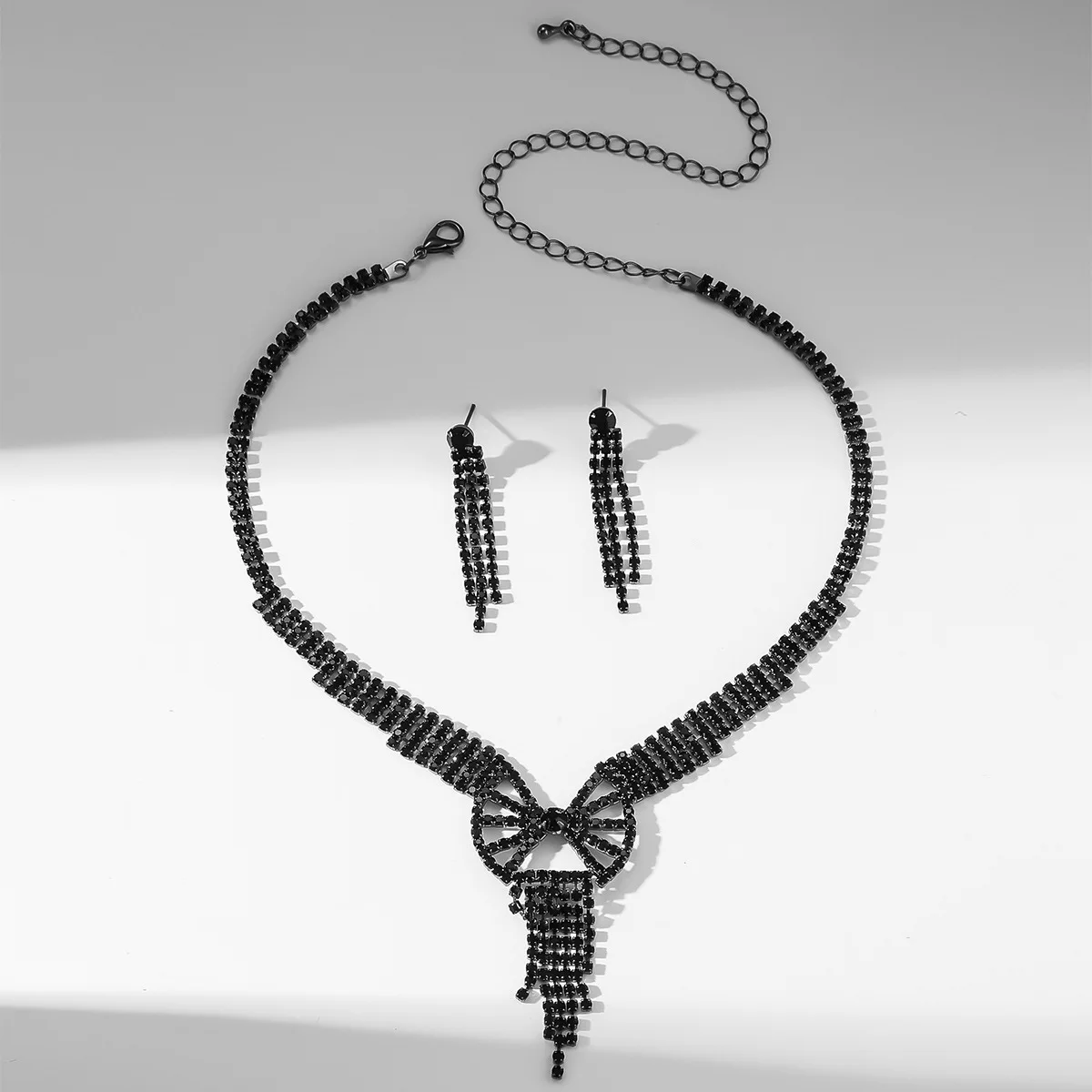 Gothic, black high-end luxury shiny rhinestone necklace, earring set, dark wind catwalk performance necklace.