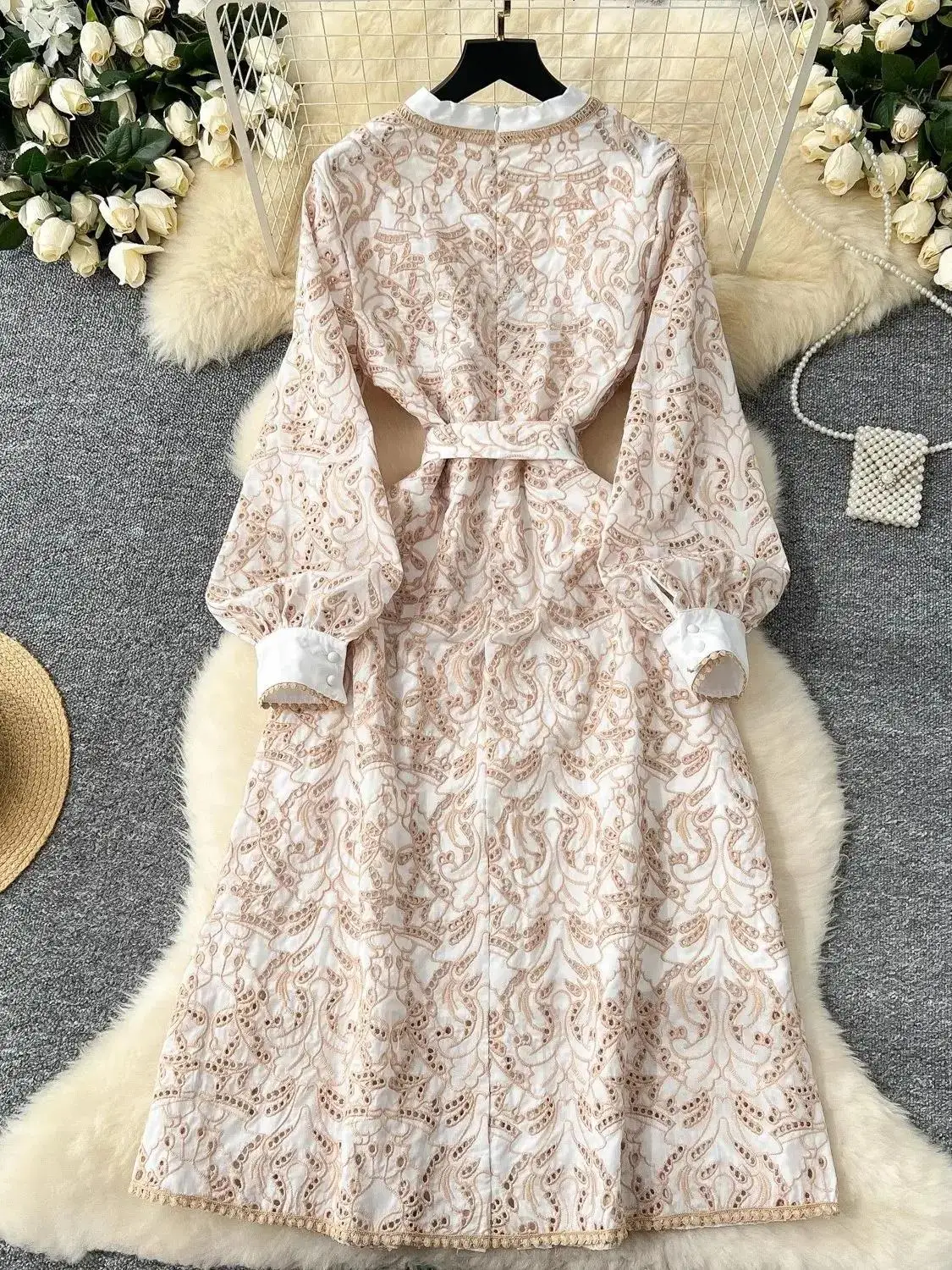 Abito longuette da donna di alta qualità con scollo a V e bottoni con cintura divisa Abito longuette francese vintage con ricamo floreale scollato in pizzo beige