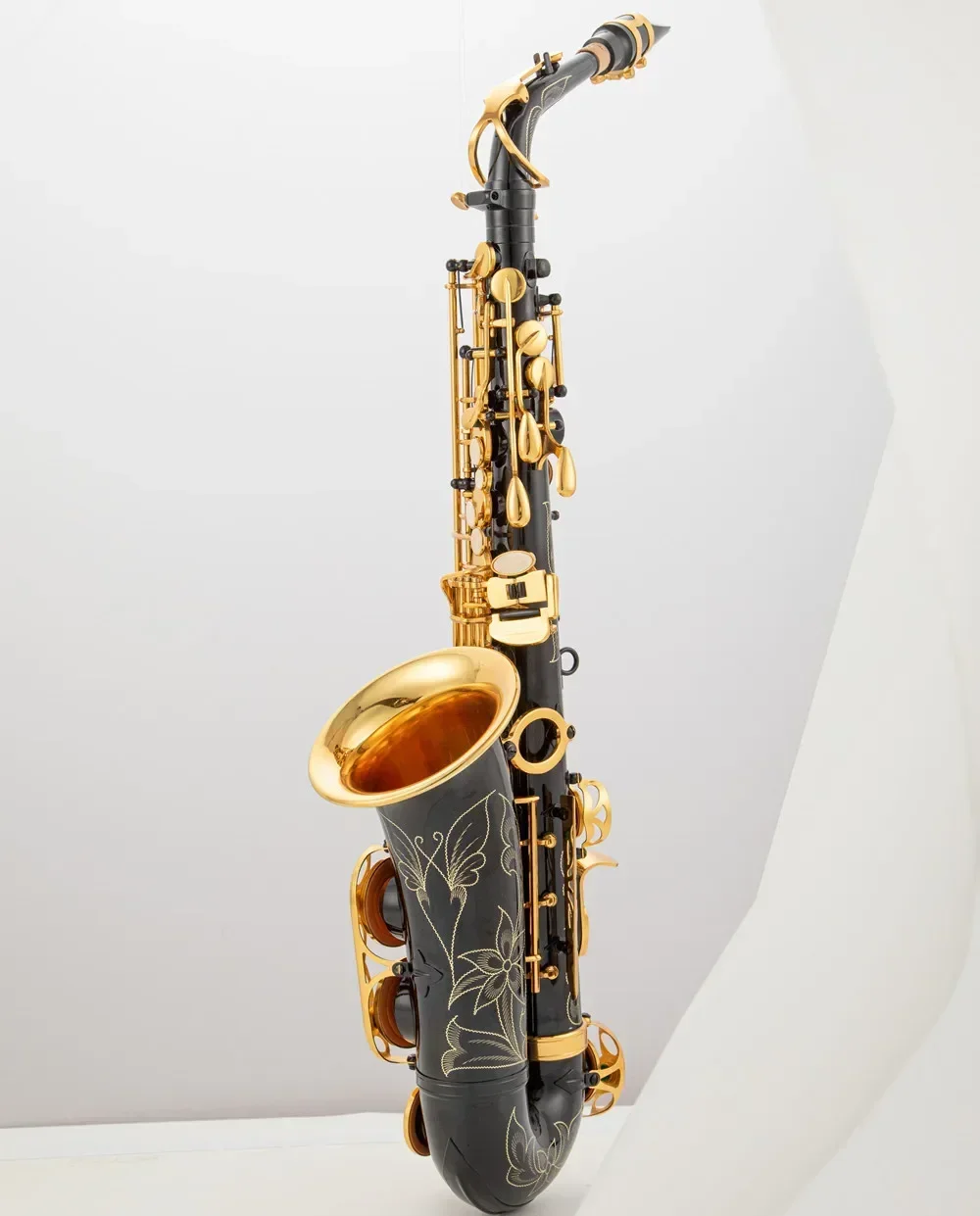 

High quality black nickel gold E-flat alto saxophone with hand engraving and complete accessories Hot sales