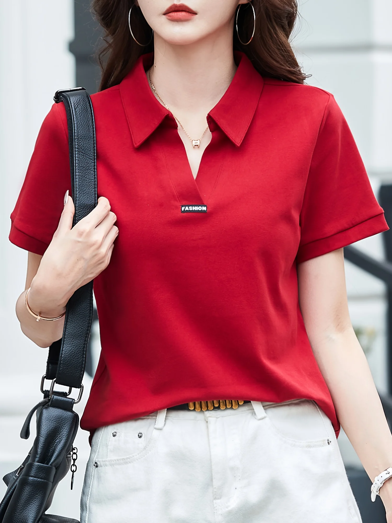 Damska letnia koszulka POLO z krótkim rękawem w jednolitym kolorze i ozdobnym, modnym, swobodnym dzianinowym topem przy dekolcie.