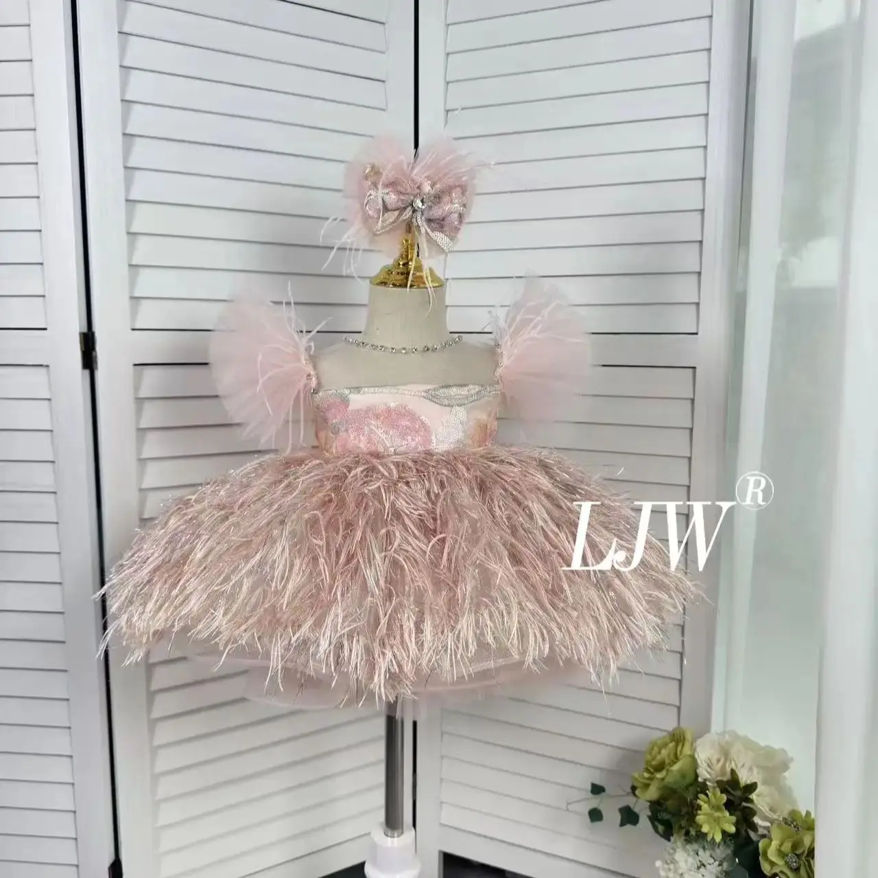 

Высококачественное розовое детское праздничное платье на заказ для дня рождения, торжественное платье для девочек, пышное марлевое платье с перьями для первого рождения