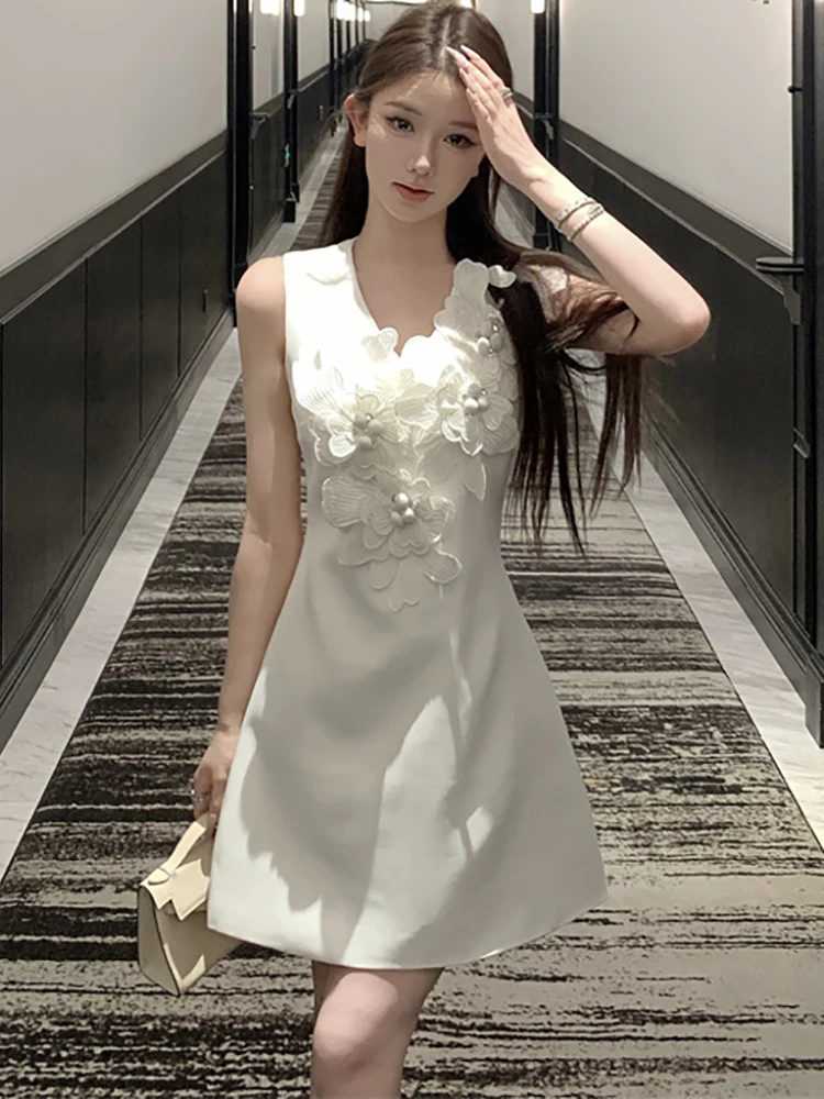 Biała Elegancka Sukienka Mini z Aplikacjami, Dekolt V, Letnia Moda Damska, Bez Rękawów, Codzienna Sukienka 2025 Koreańska Sukienka Bodycon na Imprezę