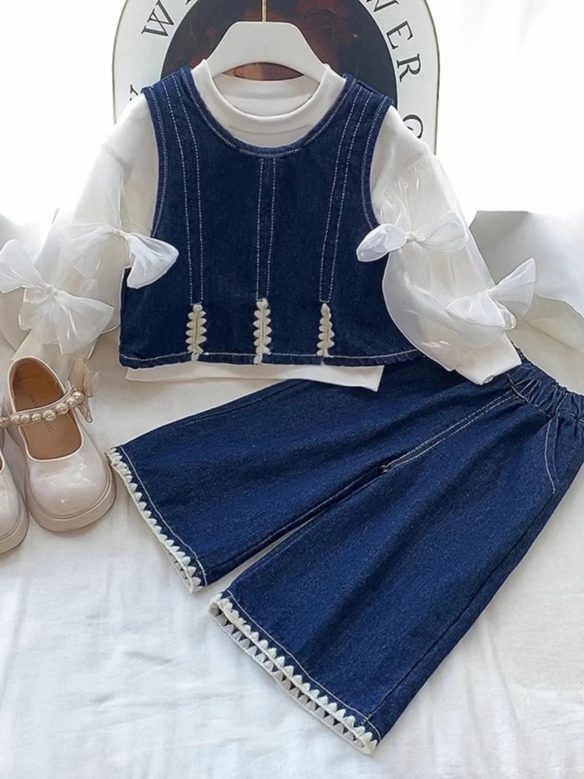 

Джинсовый комплект для девочек, весна 2024, детская футболка, жилет, широкие брюки, комплект из футболки, корейская весенняя одежда для девочек