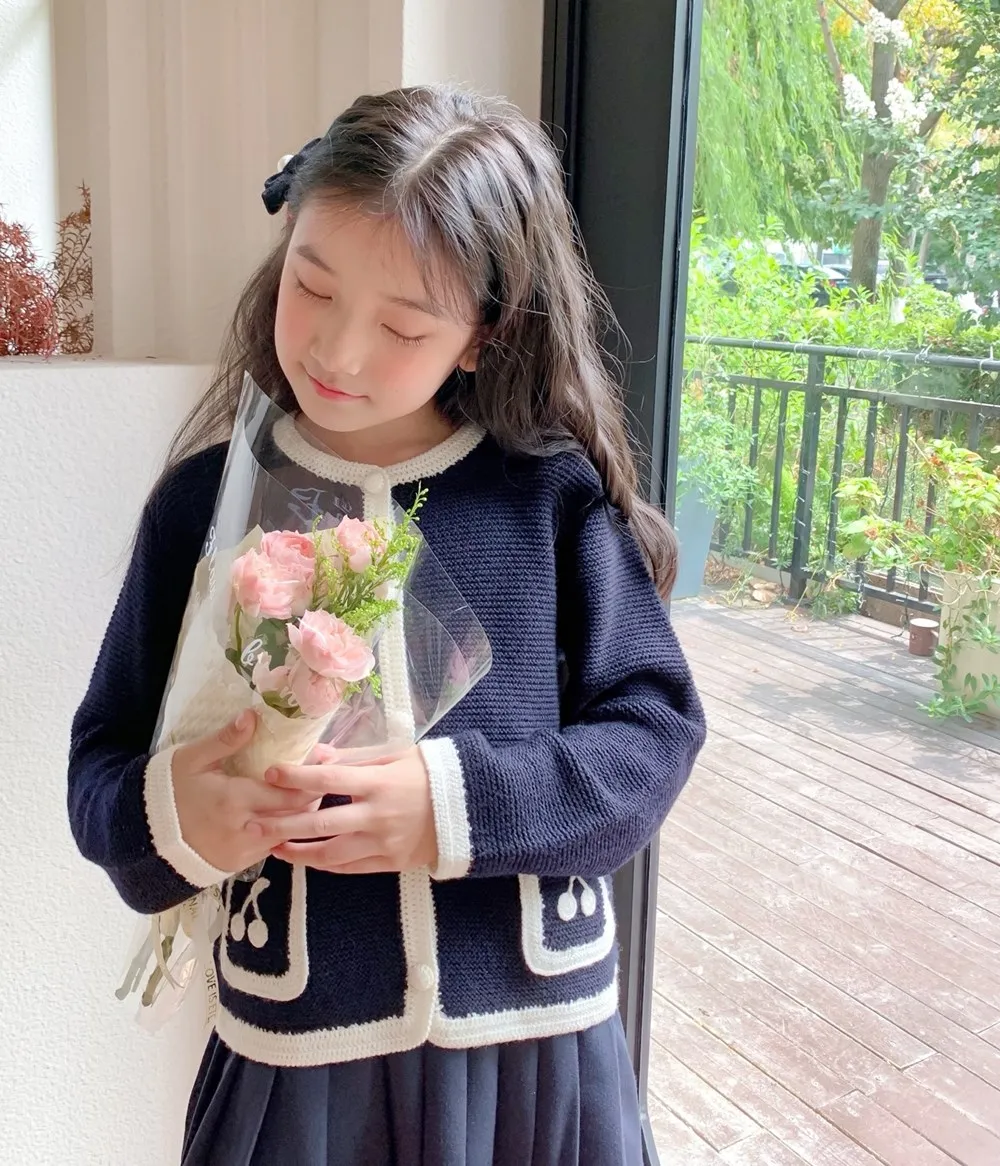 

Осенняя детская одежда для девочек, детское пальто, свитера, высококачественная продукция ручной работы, вязаный кардиган с большими карманами и вишневым узором