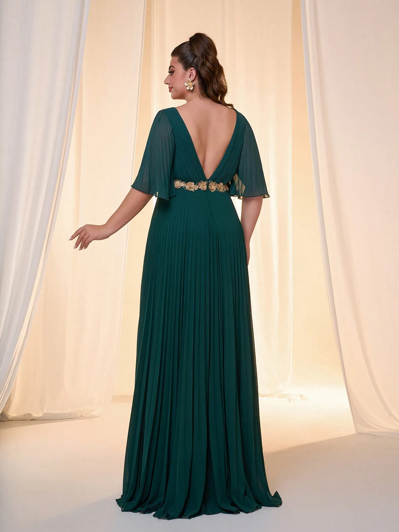 A large-sized lady's MgiacyV dress with a toothpick folded irregularly crossed flared sleeves, golden three-dimensional lace, su