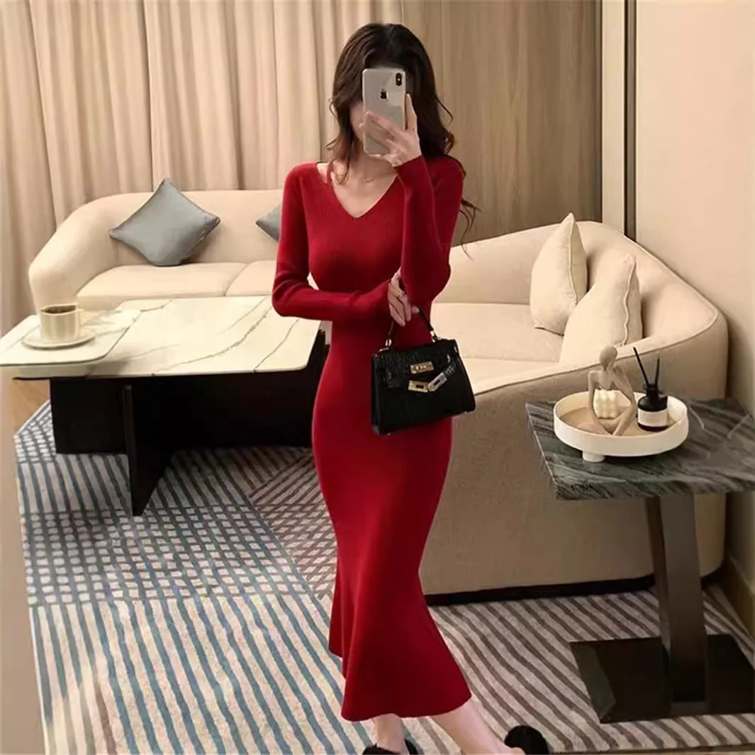 

2024 Autumn and Winter New Gentle V-neck Bag Hip Skirt Knitted Dress Long Dress Female Temperament Slim fit Woolen Dress