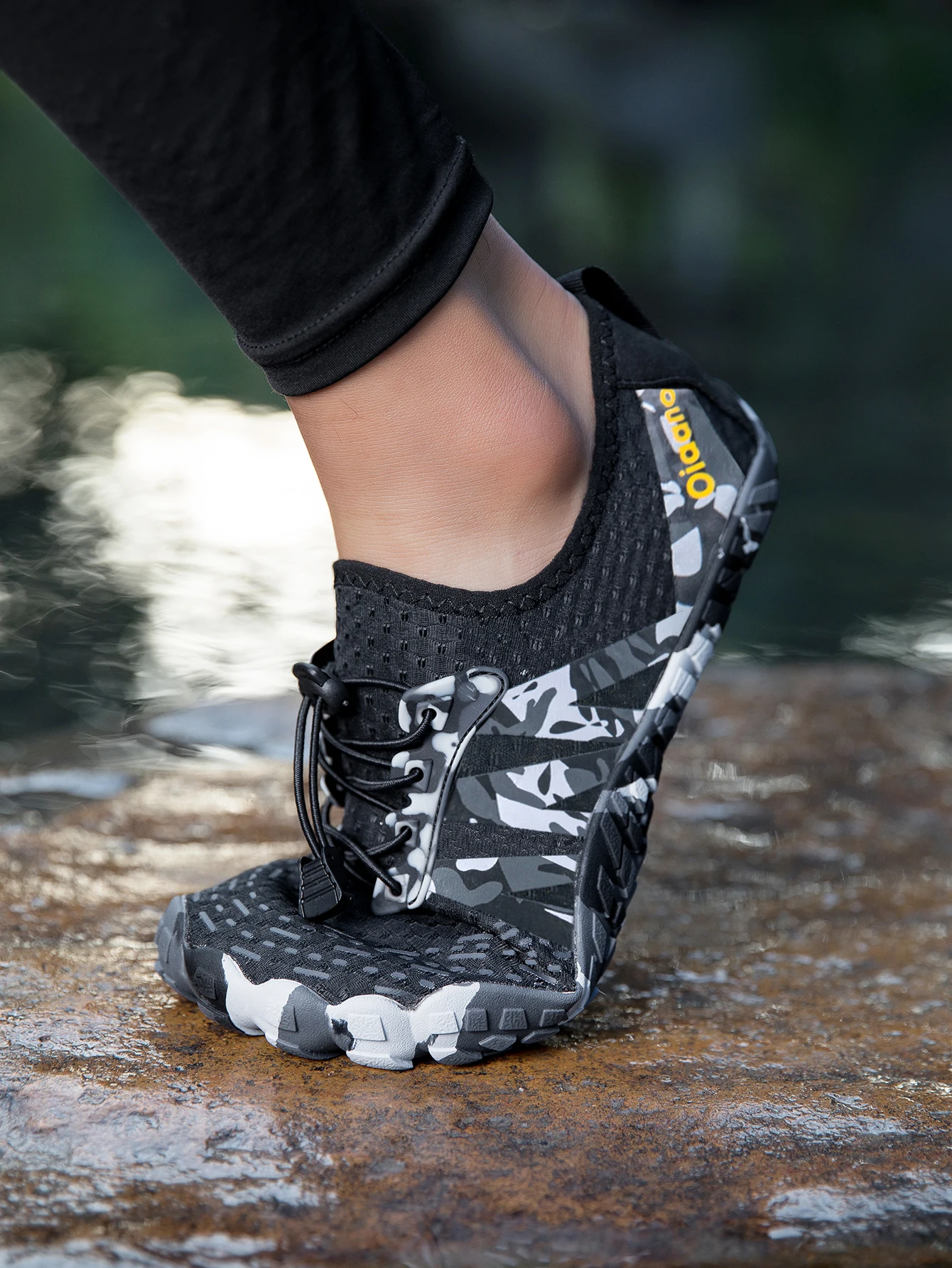 حذاء Oiaano للجنسين للرجال والنساء مضاد للانزلاق ومتين للمياه السوداء وحيد القدمين ونعل ناعم يسمح بمرور الهواء ورياضة المشي في الهواء الطلق والجري