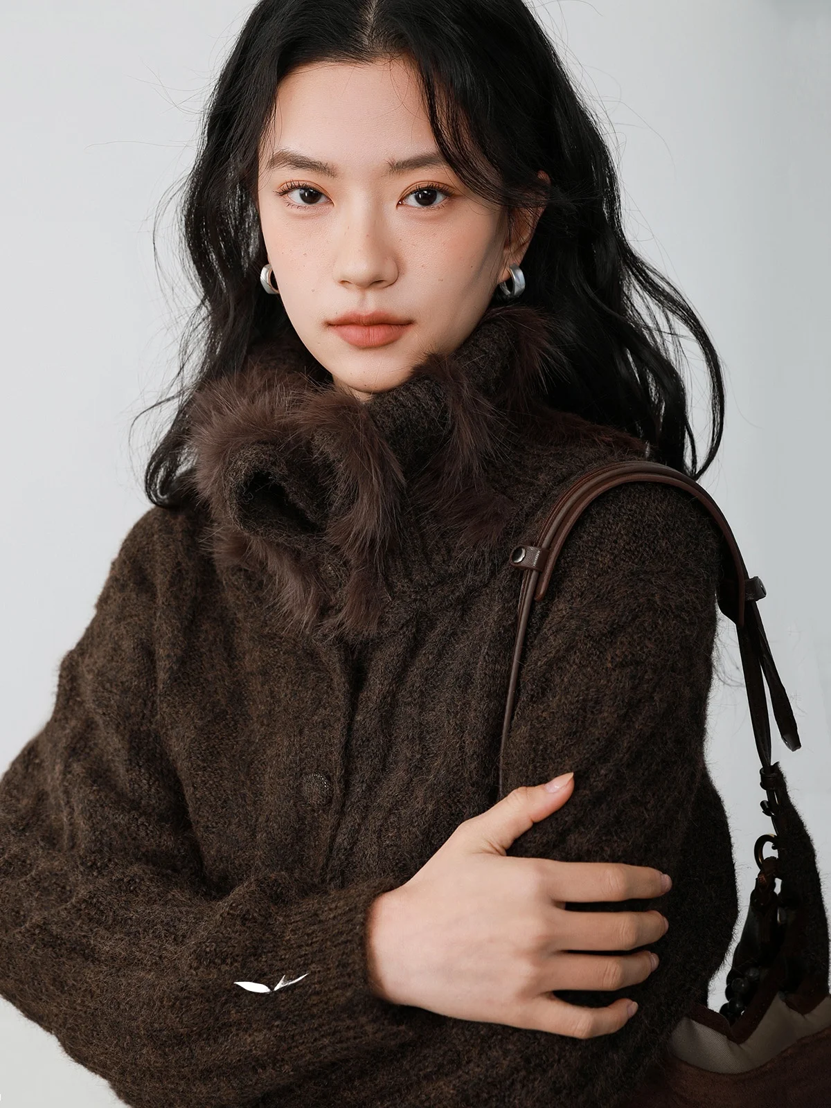 

Кардиган-свитер с воротником из искусственного меха цвета карамельно-коричневый B5D640M, стандартный крой, женский вязаный пуловер с длинными рукавами и высоким воротником