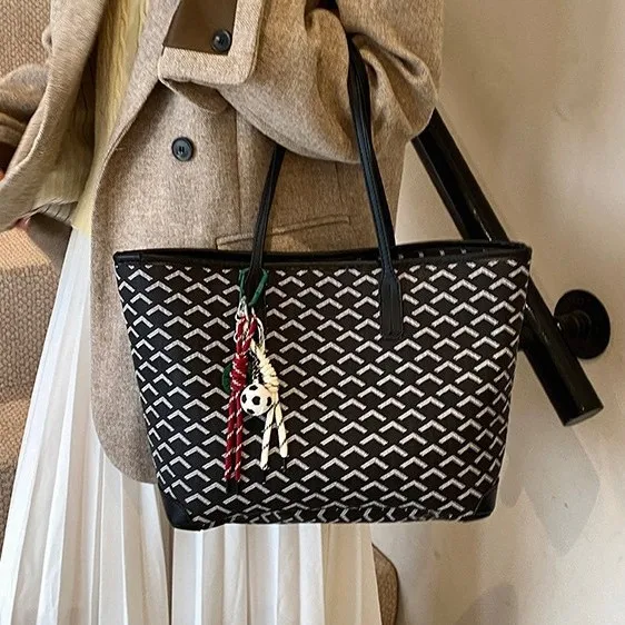 

Chic Underarm Bag 2025 for Women, Structured Tote with Shoulder Strap, Fashionable Large Capacity Handbag