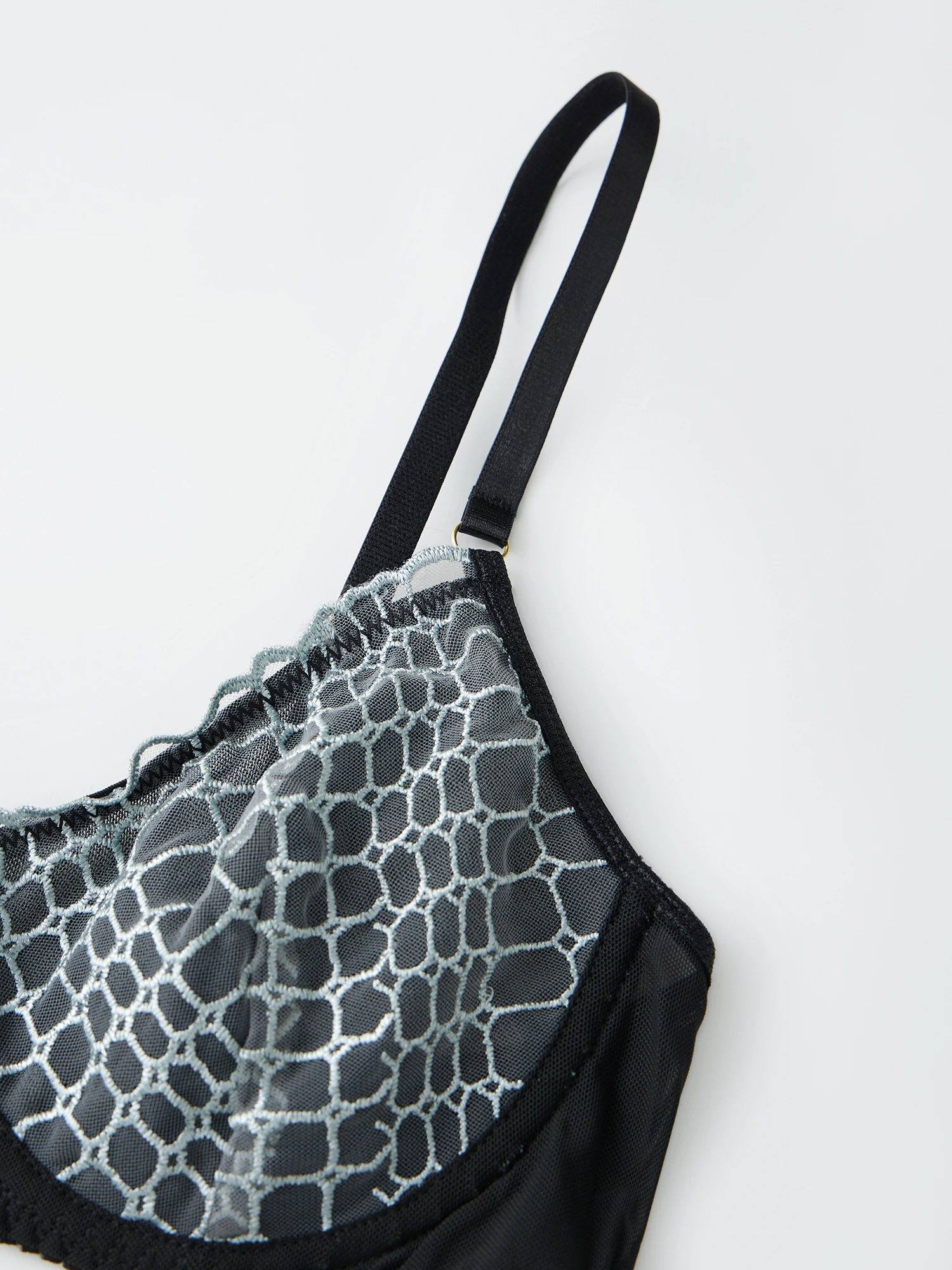 Conjunto de lencería sexy de encaje con liguero y medias altas hasta el muslo para un juego de rol seductor en el dormitorio y una noche de cita