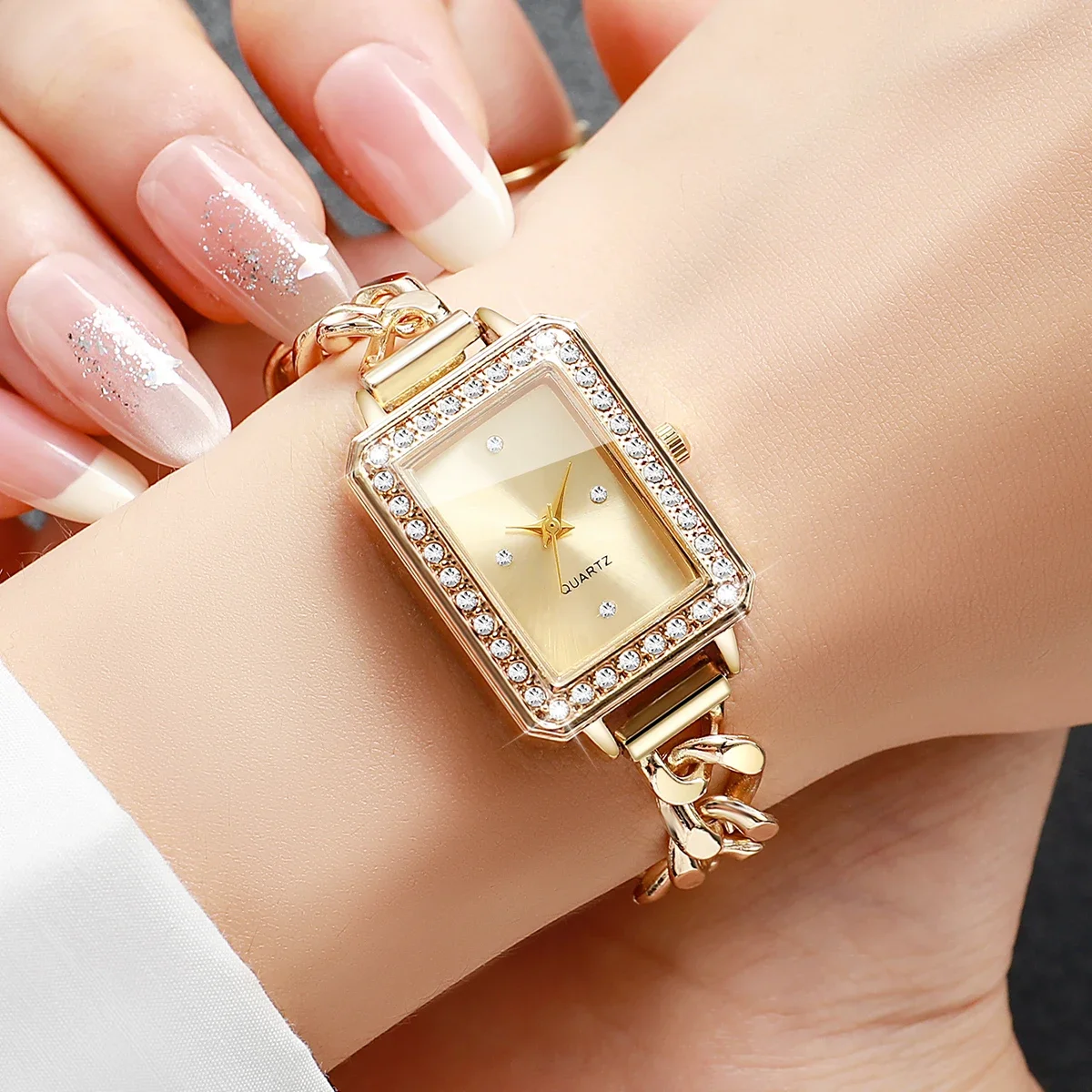 Luxury quartz watch with Roman numeral display zinc alloy case bracelet suitable both casual formal wear suitable women to wear