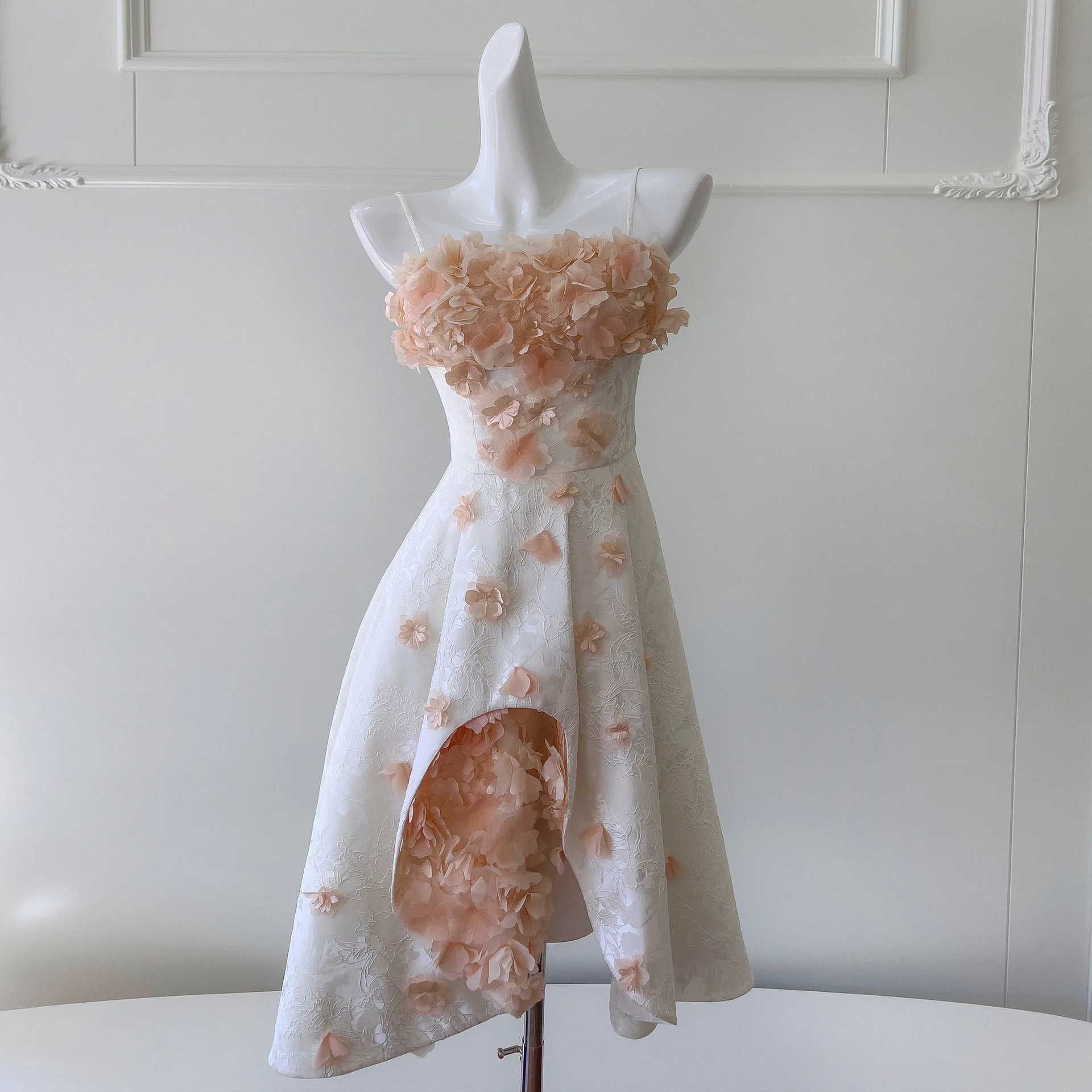 فستان UMI MAO على الطراز الفرنسي للنساء فستان فاخر خفيف ثلاثي الأبعاد مزين بالزهور فستان اجتماعي بدون حمالات غير متماثل للإجازات فام