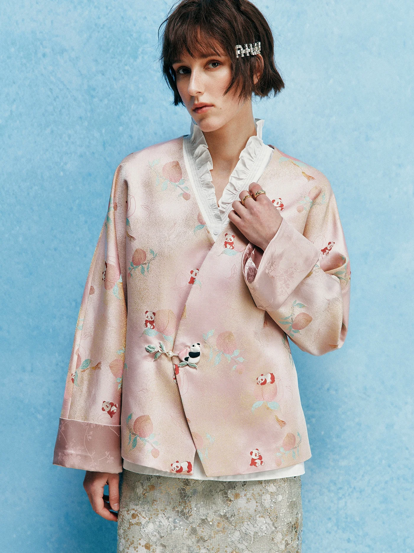 

Новая китайская шелковая рубашка-жакет женская свободного кроя с длинным рукавом, V-образным вырезом, вышивкой, декором из шелковых кистей и дизайном «Панда»