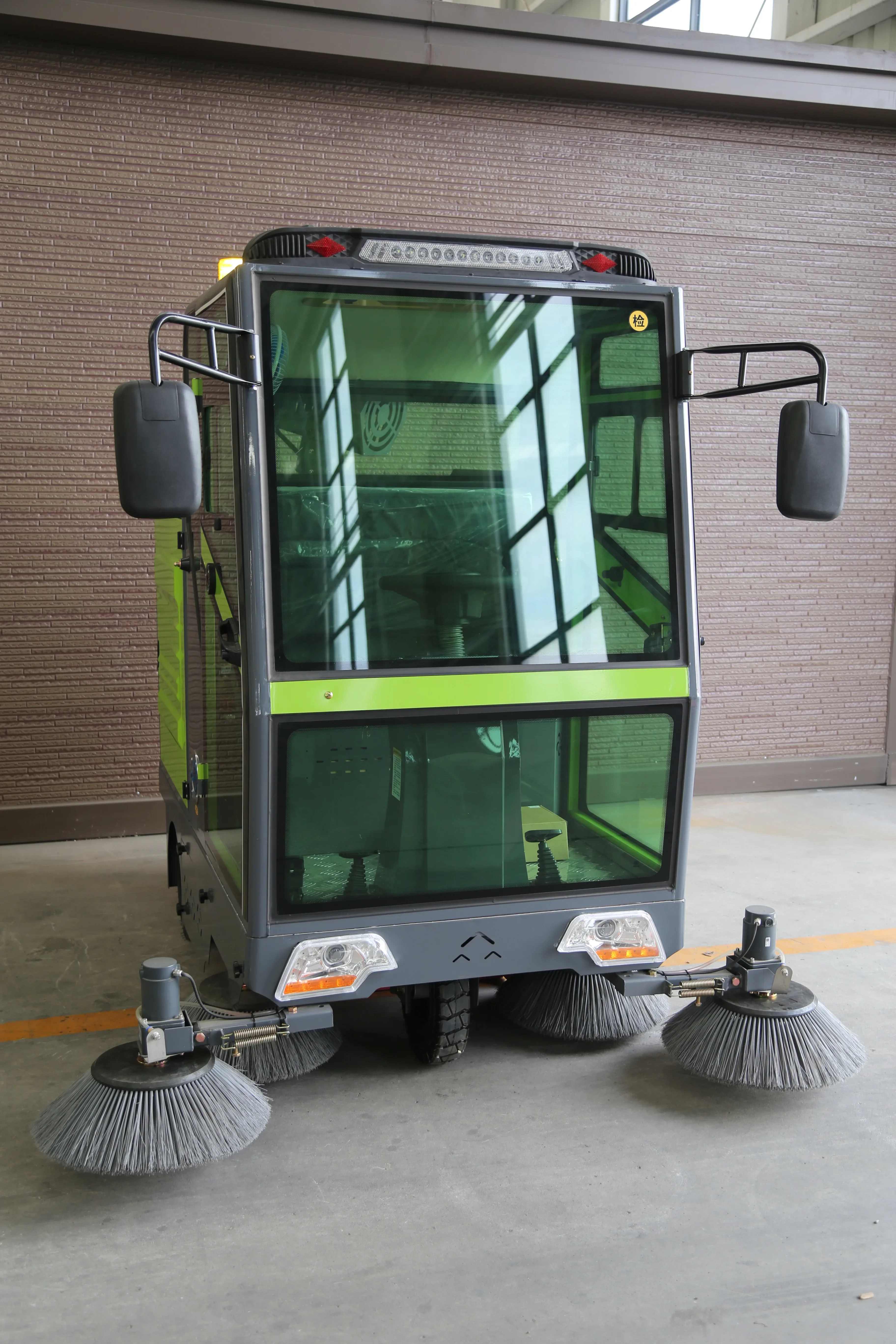 Small Electric Road And Lawn Sweeper Machine For Cleaning Floors For Factories And Workshops