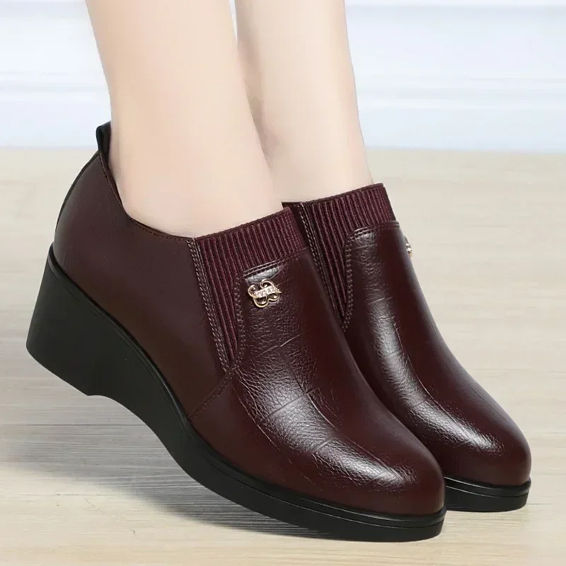 Slope heel leather shoes 2024 new middle-aged and elderly women\'s shoes soft leather mother\'s shoes spring and autumn