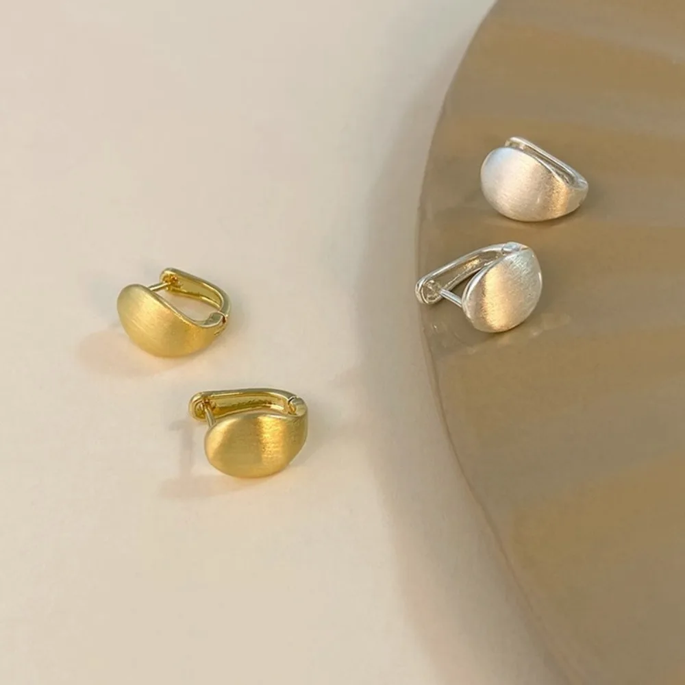 1 Pair of Irregular Arc-Shaped Oval Brushed Matte Hoop Earrings, Versatile Everyday Stackable Accessories; Arc-Shaped Oval C-Shaped Frame; Suitable for Daily Commuting in the Workplace, Minimalist Casual Street Style, Gentle Coffee Date Outfits, Simple Bridesmaid Matching Styles, Understated and Elegant Gifts Suitable for the Workplace and as Gifts for Birthdays, Valentine's Day, Christmas, and Graduation Season