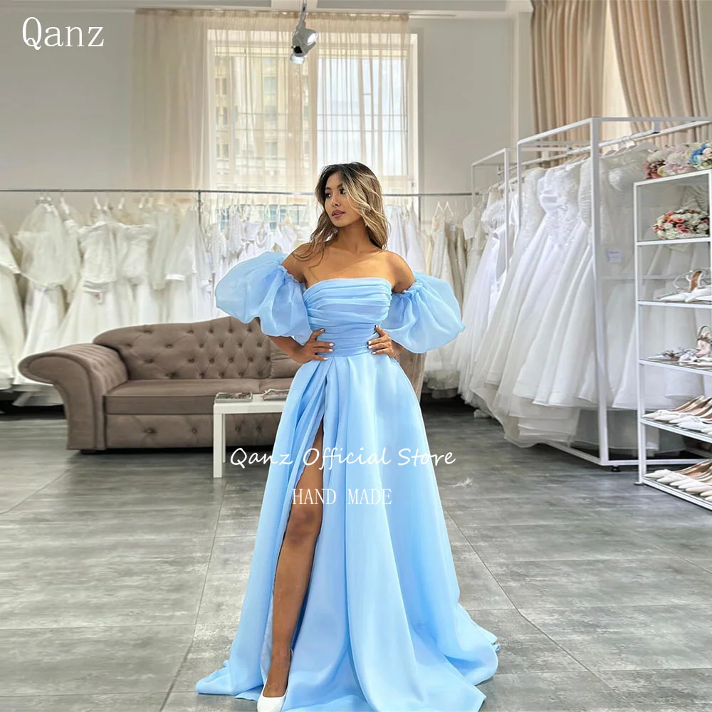 

Небесно-голубое платье для выпускного из органзы Qanz с высоким разрезом, съемными рукавами и без бретелек, индивидуальный пошив