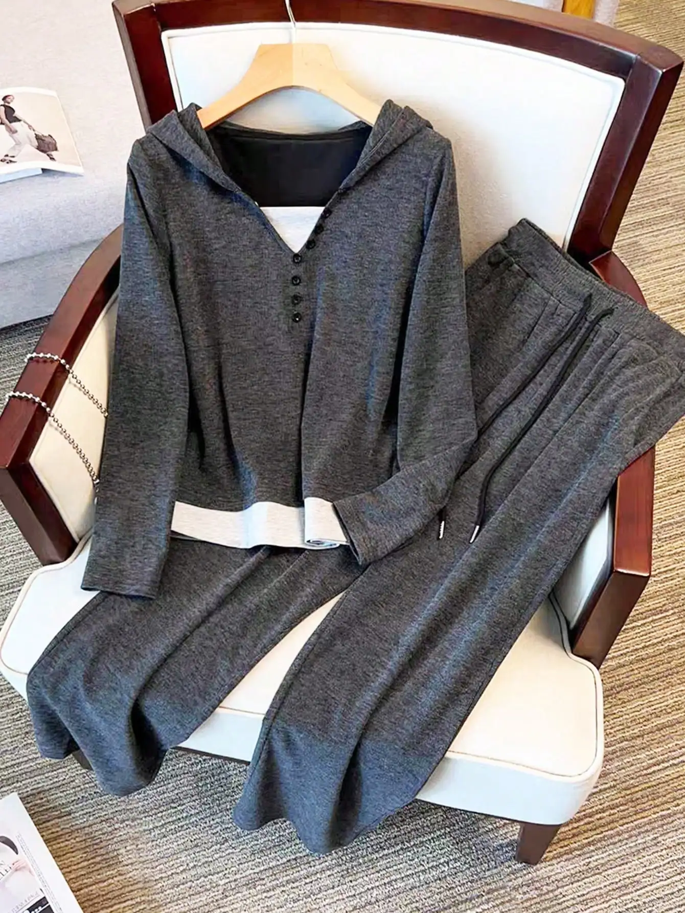 

Серый комплект из 2 предметов: топ с капюшоном и длинными рукавами и свободные брюки, трикотажный, на пуговицах, осенне-зимний, повседневный