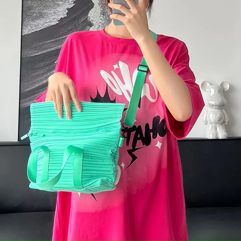 

Сумка-кроссбоди Miyake Pleat Fashion Casual, большая вместительная квадратная сумка, новинка 2026 года, спортивная сумка для отдыха, регулируемая, портативная, для хранения вещей
