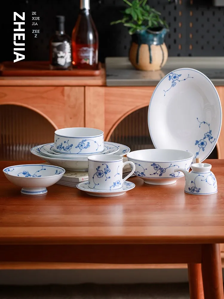 

Китайский фарфоровый столовый сервиз ручной росписи с узором «Цветы сливы» из Цзиндэчжэня: комбинация тарелок и мисок для новоселья